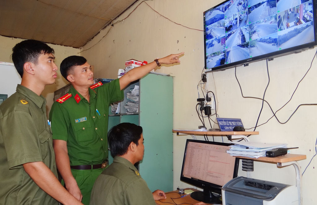 Trung tâm quan sát camera an ninh tại Công an xã Đức Lập Thượng, huyện Đức Hòa