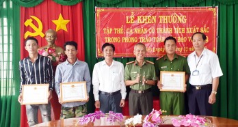 Tân Hưng: Khen thưởng 3 cá nhân có thành tích phòng, chống tội phạm