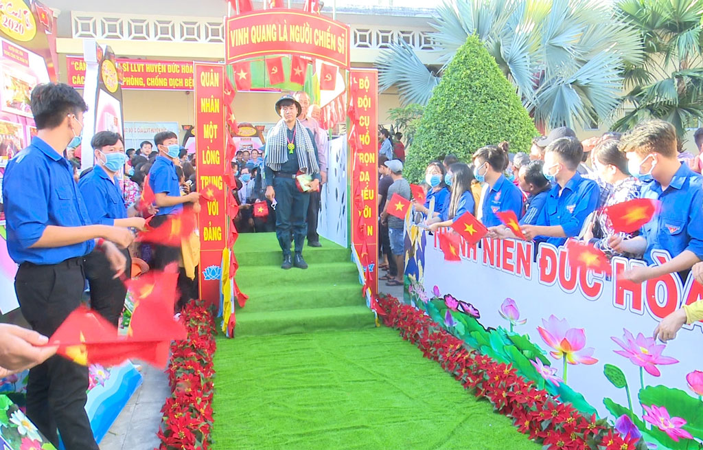 Thanh niên Long An hăng hái lên đường nhập ngũ