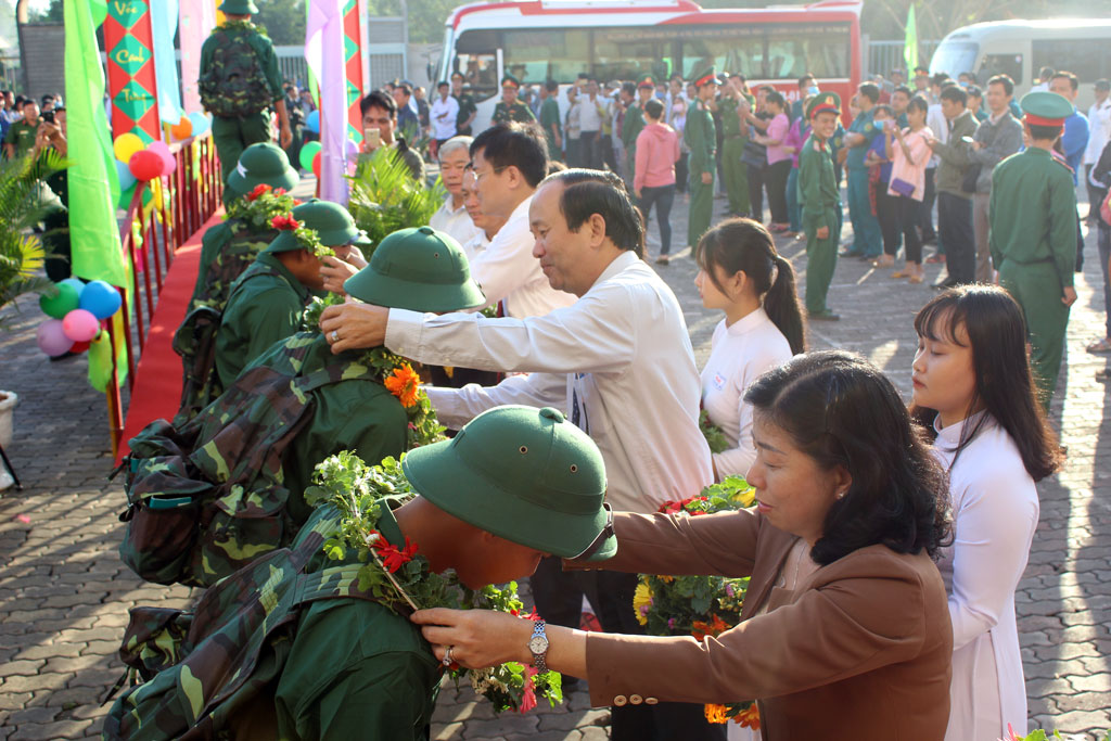Thanh niên Long An hăng hái lên đường nhập ngũ