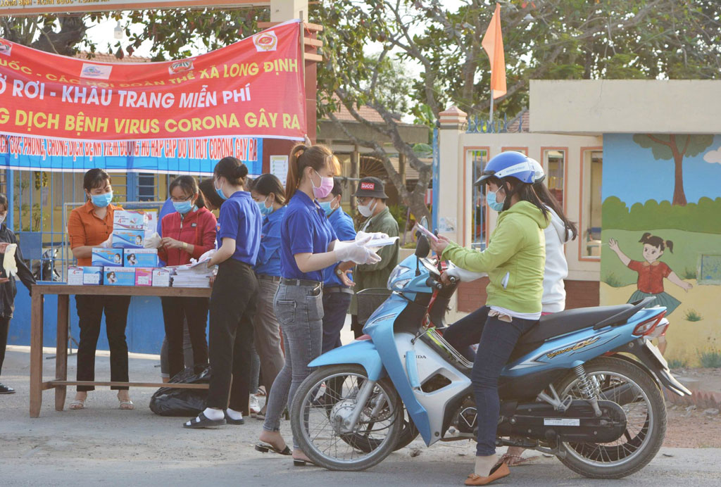 Phát khẩu trang y tế miễn phí kết hợp tuyên truyền phòng, chống dịch bệnh