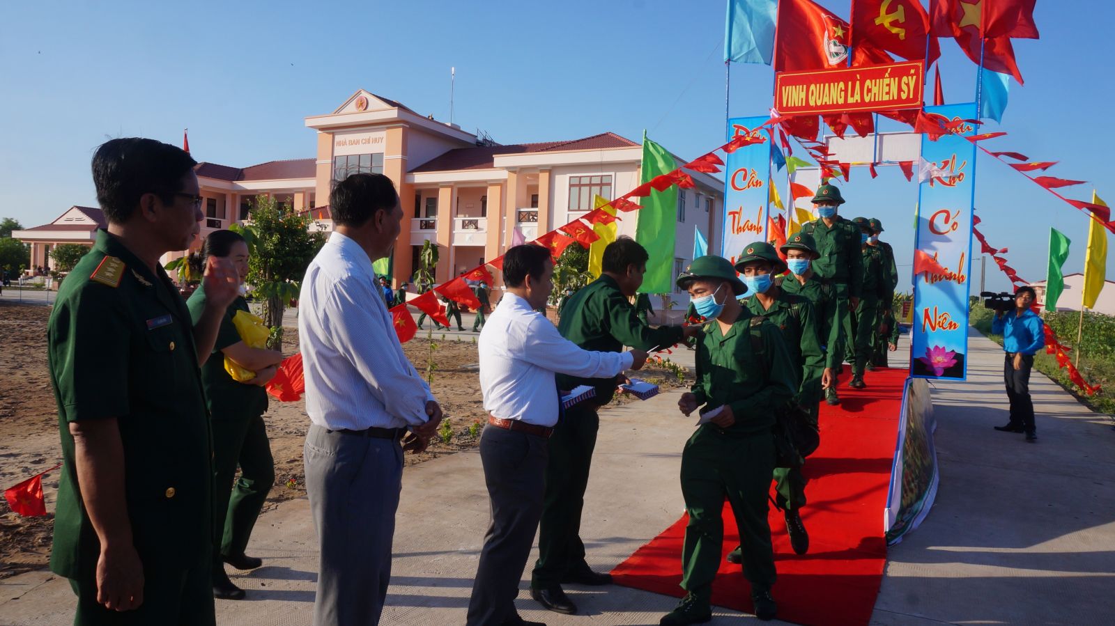 Thanh niên Long An hăng hái lên đường nhập ngũ