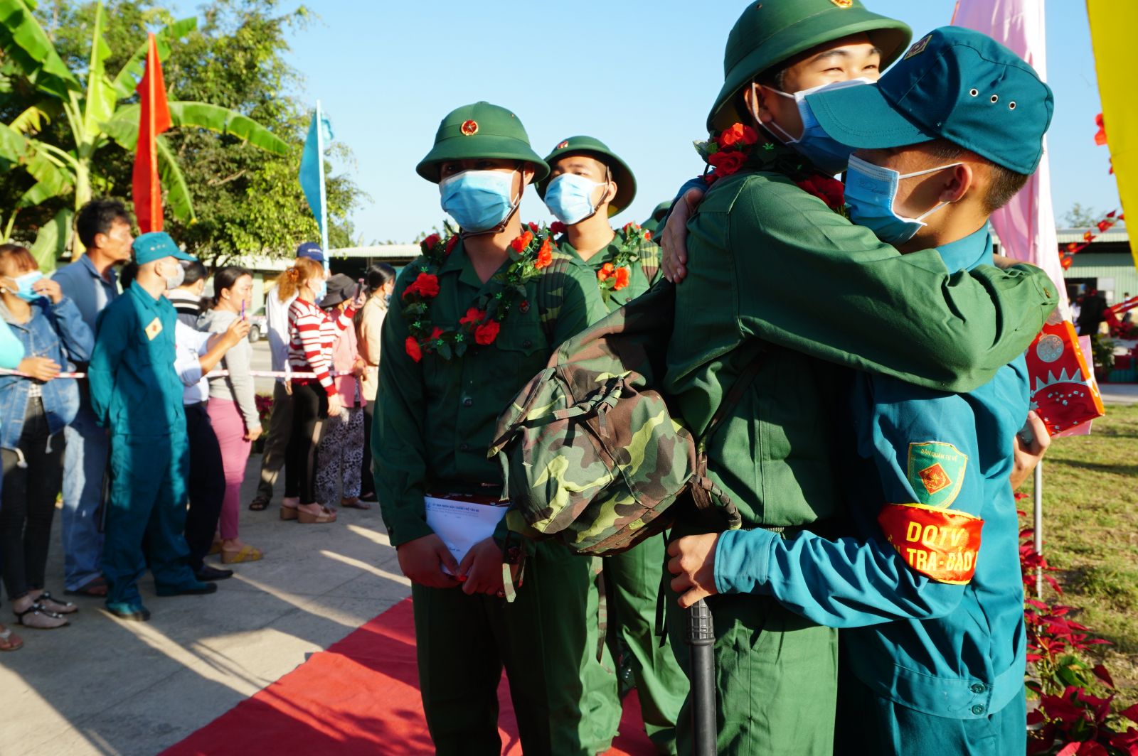 Thanh niên Long An hăng hái lên đường nhập ngũ