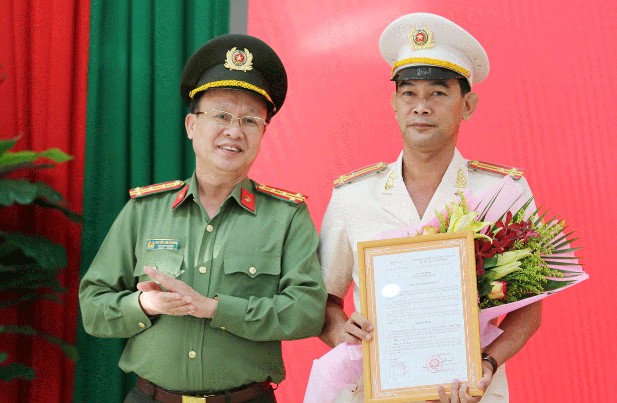 Đại tá Nguyễn Văn Phương - Phó Cục trưởng Cục Tổ chức cán bộ trao quyết định cho Thượng tá Phạm Thanh Tâm