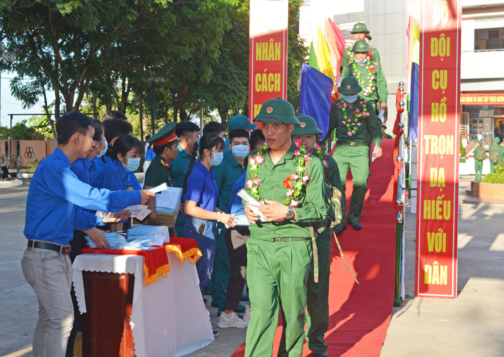 Thanh niên Long An hăng hái lên đường nhập ngũ
