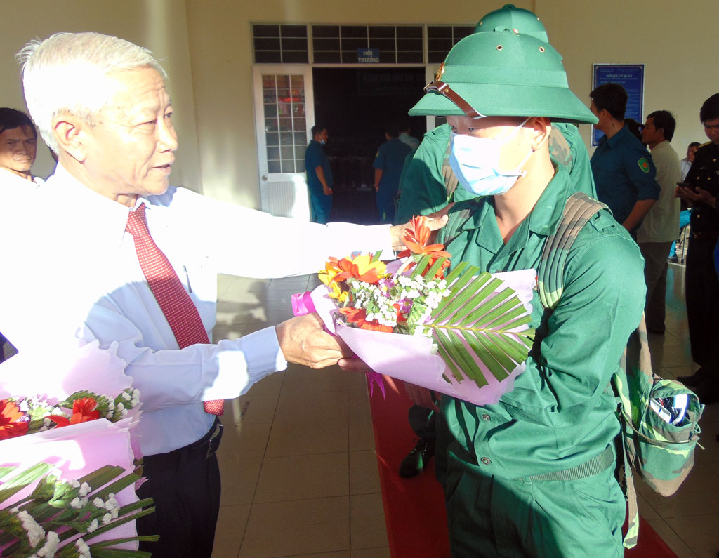 Thanh niên Long An hăng hái lên đường nhập ngũ
