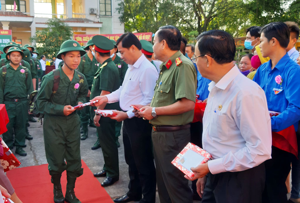 Thanh niên Long An hăng hái lên đường nhập ngũ