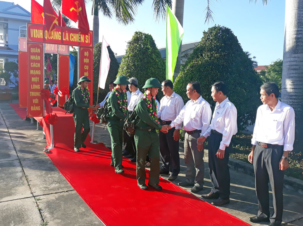 Thanh niên Long An hăng hái lên đường nhập ngũ