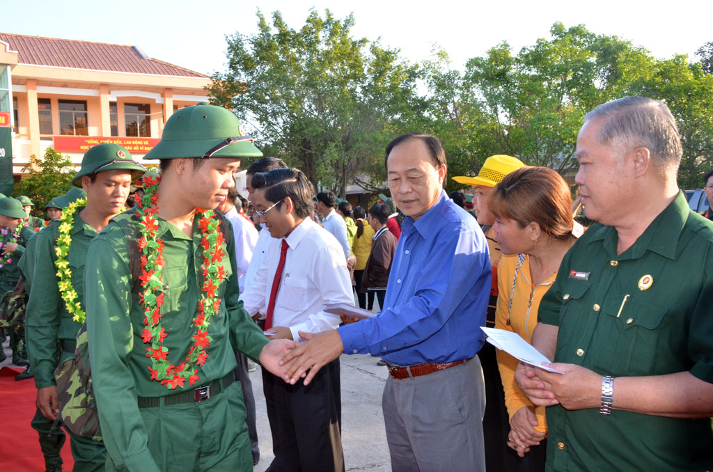 Thanh niên Long An hăng hái lên đường nhập ngũ