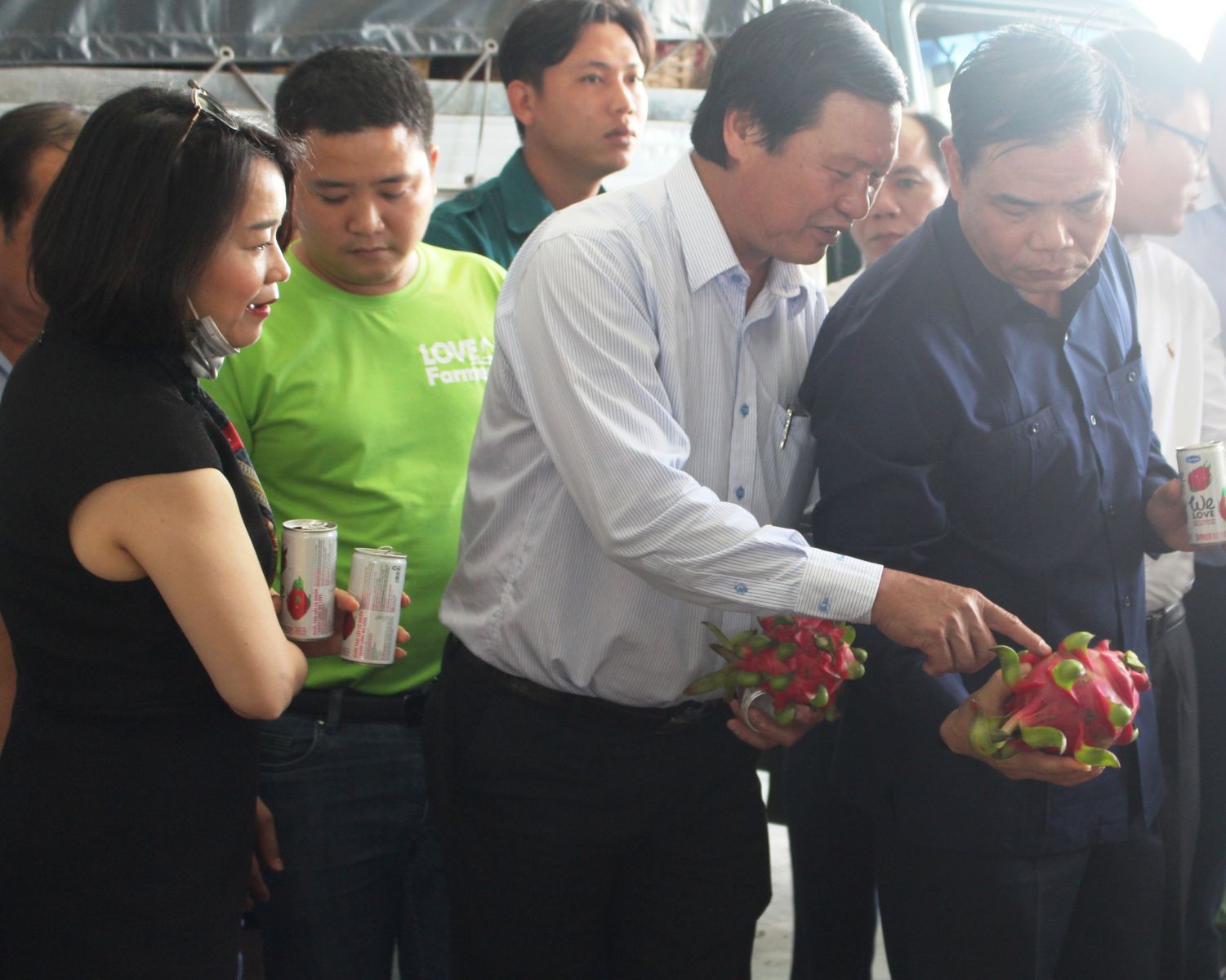 Minister of Agriculture and Rural Development - Nguyen Xuan Cuong surveys consumption of dragon fruits in Long An Minister Nguyen Xuan Cuong surveys dragon fruit consumption in Long An