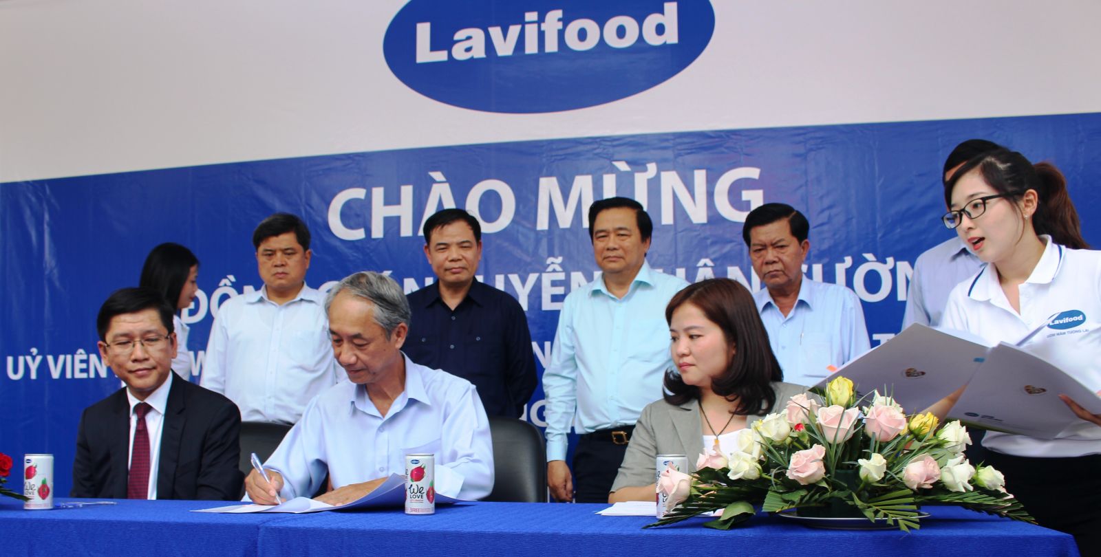 Minister Nguyen Xuan Cuong and the delegation witness the commitment of Vietnamese businesses and farmers to accompany the farmers.