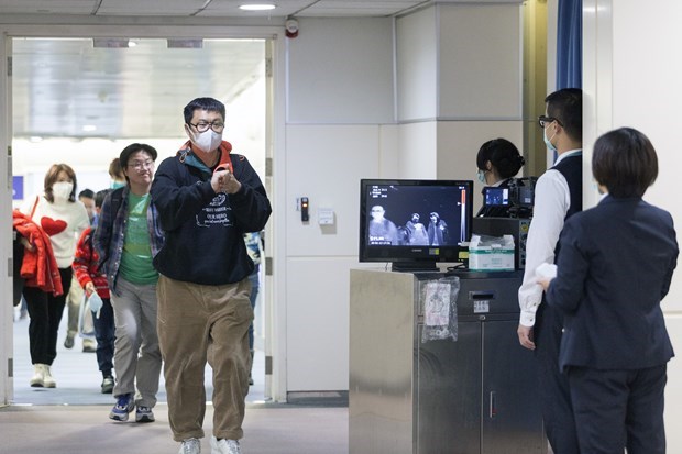 Screening body temperature of passengers at airport (Illustrative image. Source: VNA)