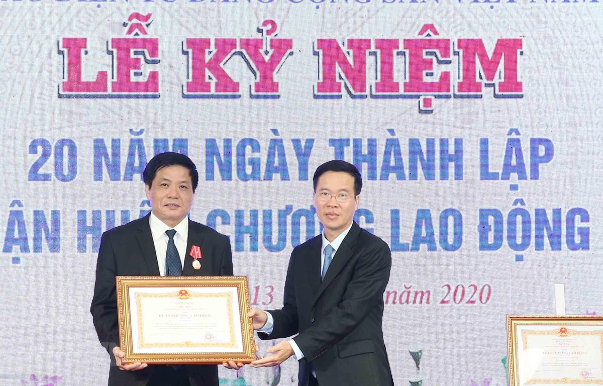 Kỷ niệm 20 năm thành lập Báo điện tử Đảng Cộng sản Việt Nam Đồng chí Võ Văn Thưởng trao Huân chương Lao động hạng Ba cho Tổng Biên tập Báo điện tử Đảng Cộng sản Việt Nam Trần Doãn Tiến. (Ảnh: Phương Hoa/TTXVN)