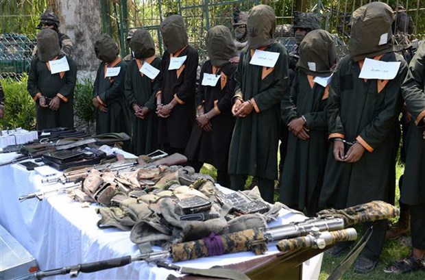 Các tay súng Taliban bị cảnh sát bắt giữ tại Jalalabad, Afghanistan ngày 22/5/2018. (Nguồn: AFP/TTXVN)