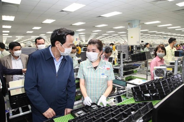 More than 800 firms stop operating or scale down due to COVID-19 Minister of Labour, Invalids and Social Affairs Dao Ngoc Dung (L) visits Samsung Electronics Vietnam in Thai Nguyen province on February 13 (Photo: vtc.vn)