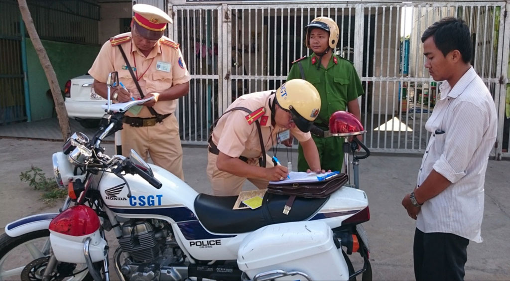 Cảnh sát giao thông lập biên bản người vi phạm giao thông