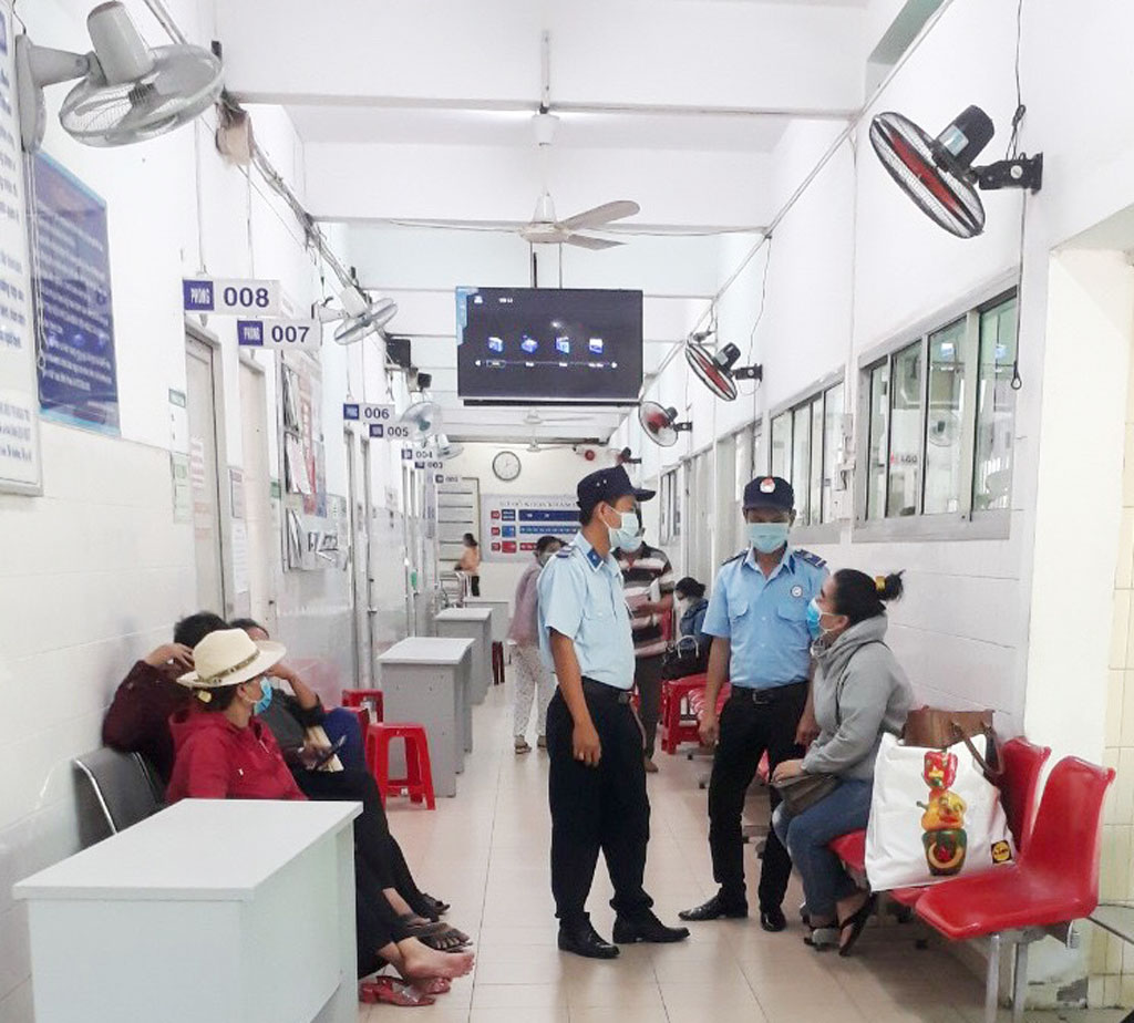 Lực lượng bảo vệ bệnh viện hướng dẫn bệnh nhân tại khu khám bệnh, góp phần bảo đảm an ninh, trật tự, an toàn bệnh viện