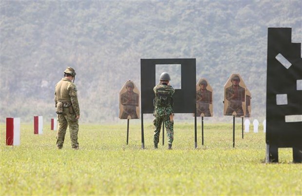 Các chuyên gia và học viên trình diễn kỹ năng bắn súng. (Ảnh: Dương Giang/TTXVN)