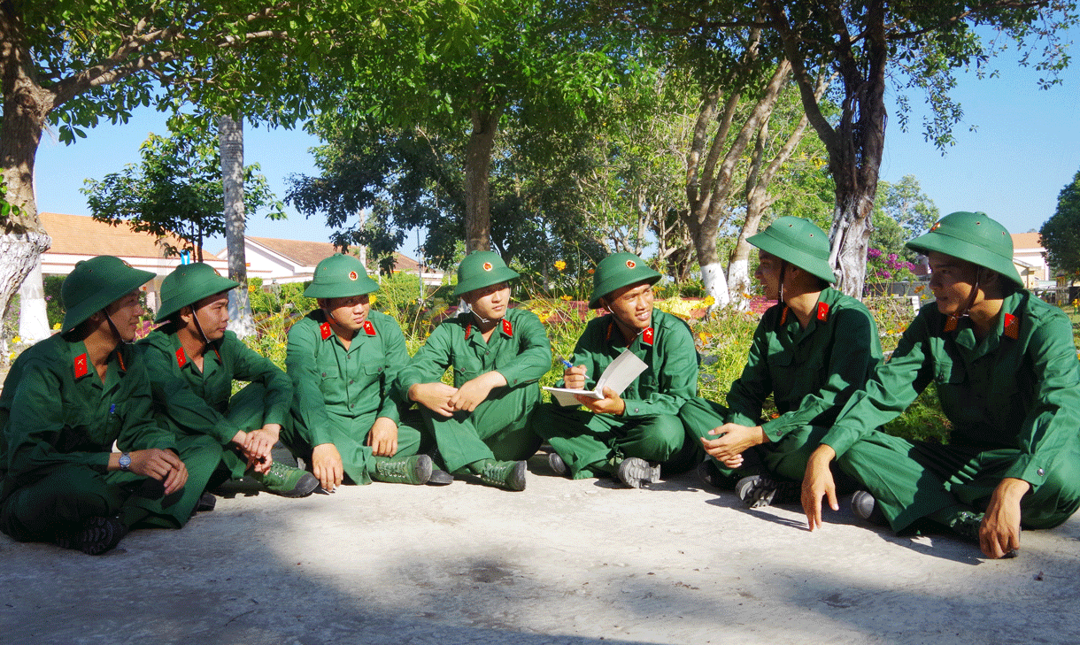 Cán bộ tiểu đội trưởng, trung đội trưởng bám thao trường rèn luyện điều lệnh đội ngũ cho chiến sĩ mới