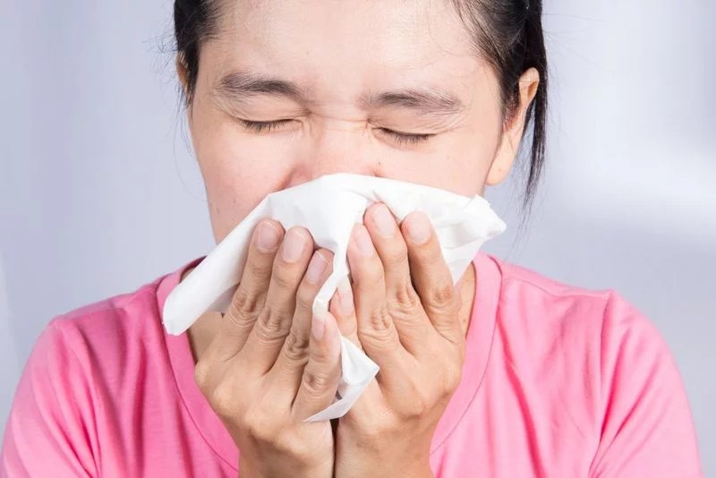 Hắt hơi: Cảm cúm có thể dễ dàng lây lan qua đường hô hấp. Để ngăn lây bệnh cho người khác, người bị cúm cần che mũi và miệng bằng vải hoặc khăn giấy khi ho hoặc hắt hơi, đồng thời rửa tay thường xuyên.