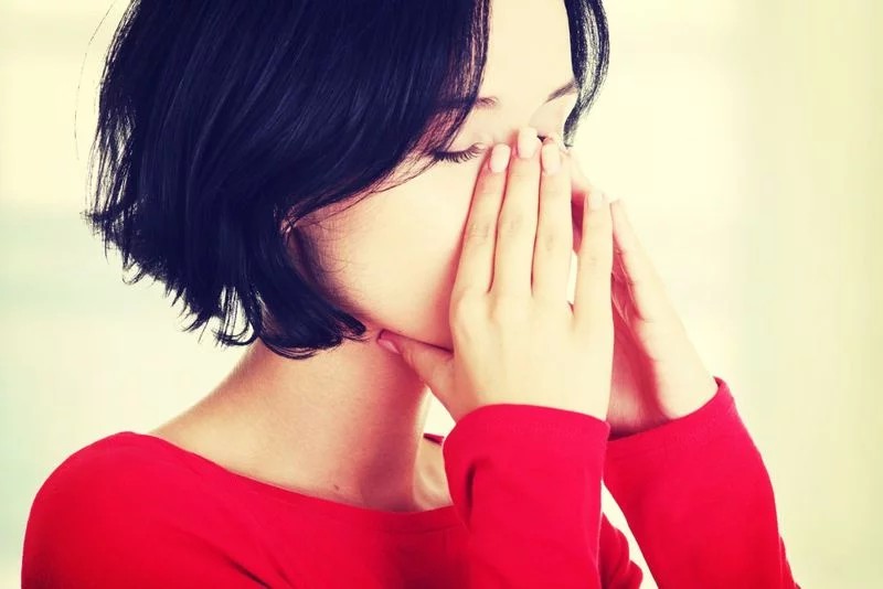 Ngạt mũi: Cảm cúm có thể gây viêm xoang đi kèm với cơn đau nhức dai dẳng ở vùng mặt, đầu và hốc xoang. Cơn đau sẽ trở nặng hơn nếu bạn di chuyển đột ngột.