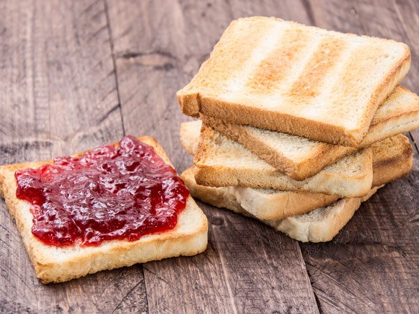 Bánh mì: Bệnh nhân tiểu đường nên tránh ăn loại bánh mì trắng thông thường, thay vào đó nên ăn bánh mì nguyên cám hoặc bánh mì ngũ cốc.