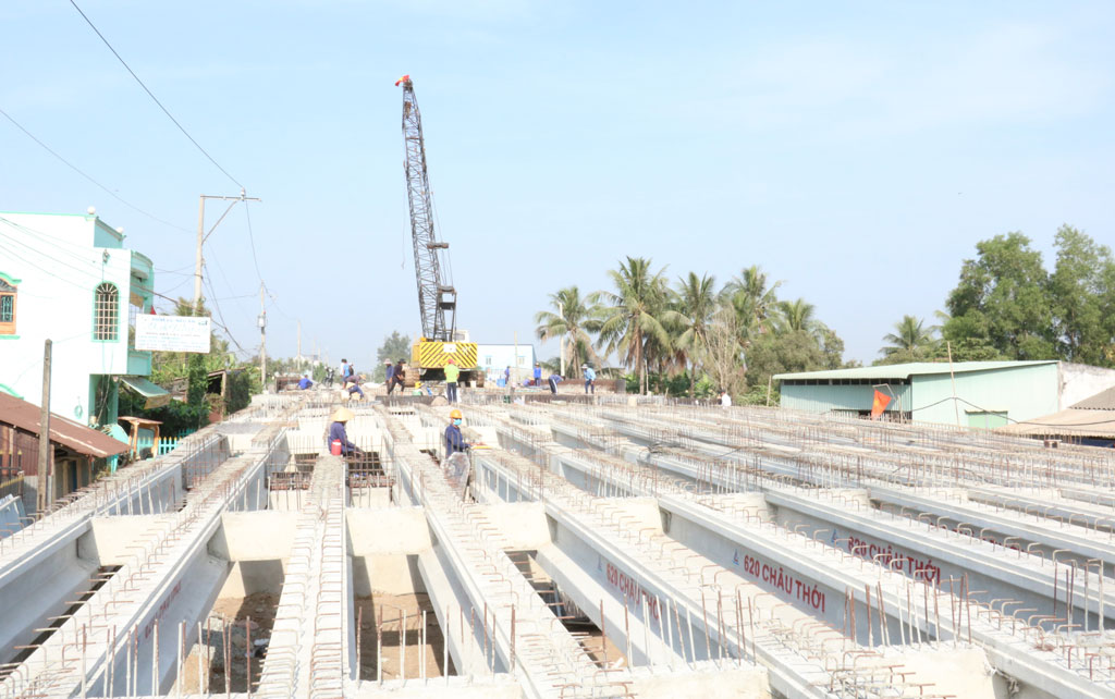 “Vượt nắng” trên những công trường...