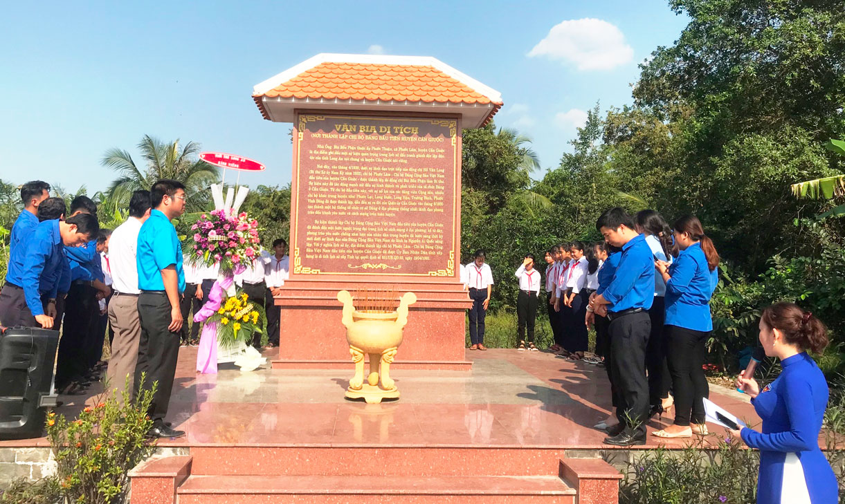 Đông đảo đoàn viên, thanh niên, học sinh tham quan Văn bia di tích lịch sử khu vực gò bà Sáu Ngọc