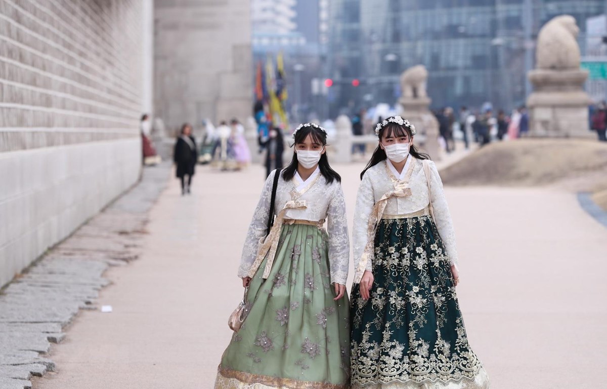 Khách du lịch đeo khẩu trang để phòng tránh lây nhiễm COVID-19 tại Seoul, Hàn Quốc, ngày 21/2. (Ảnh: THX/TTXVN)