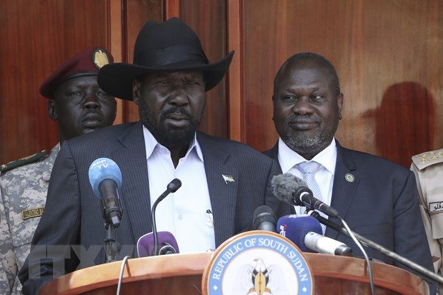 Tổng thống Nam Sudan Salva Kiir và thủ lĩnh phiến quân Riek Machar (phải). (Ảnh: AFP/TTXVN)