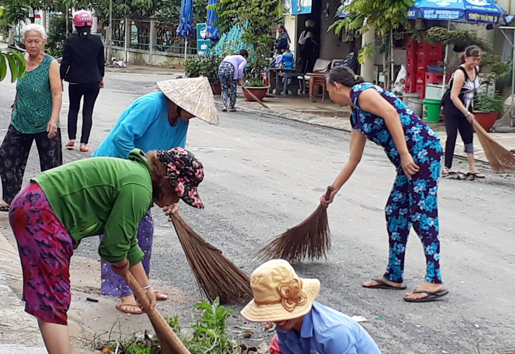 Mỗi tuần, các thành viên trong Tổ Thu gom rác cụm dân cư và người dân trong cụm lại ra quân quét dọn một lần