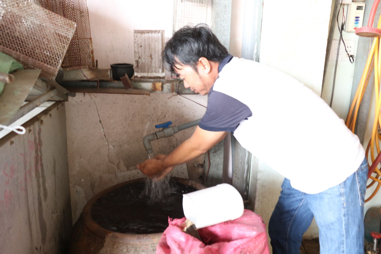Người dân thị trấn Cần Giuộc được cấp đủ nước sinh hoạt trở lại ( trong ảnh: anh Lê Văn Gắng phấn khởi khi nguồn nước được bảo đảm, ảnh chụp ngày 20/2)