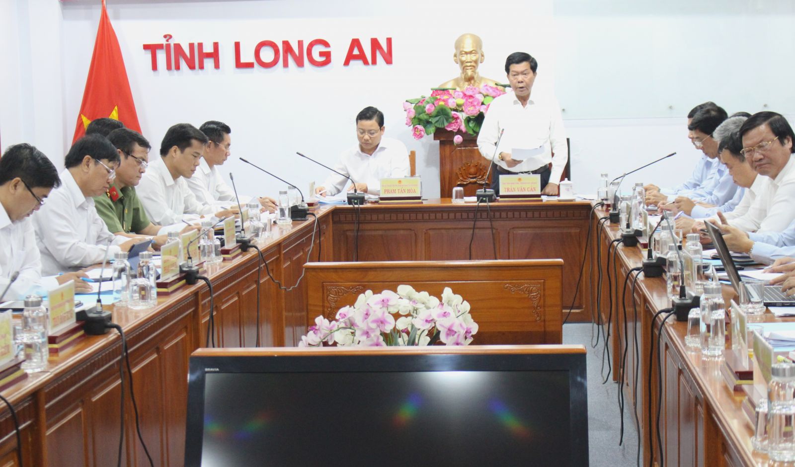 Long An: 84 percent of documents signed digitally Chairman of the Provincial People's Committee, Head of the Steering Committee for building e-government of the province - Tran Van Can speaks at the conference