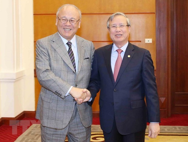 Tran Quoc Vuong (right), Politburo member and permanent member of the Secretariat of the Communist Party of Vietnam Central Committee, and Takebe Tsutomu, Special Advisor to the Japan-Vietnam Friendship Parliamentary Alliance (Photo: VNA)