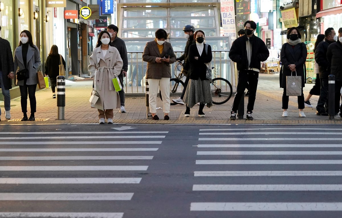 Người dân đeo khẩu trang trên đường phố ở Daegu, Hàn Quốc. (Nguồn: Reuters)