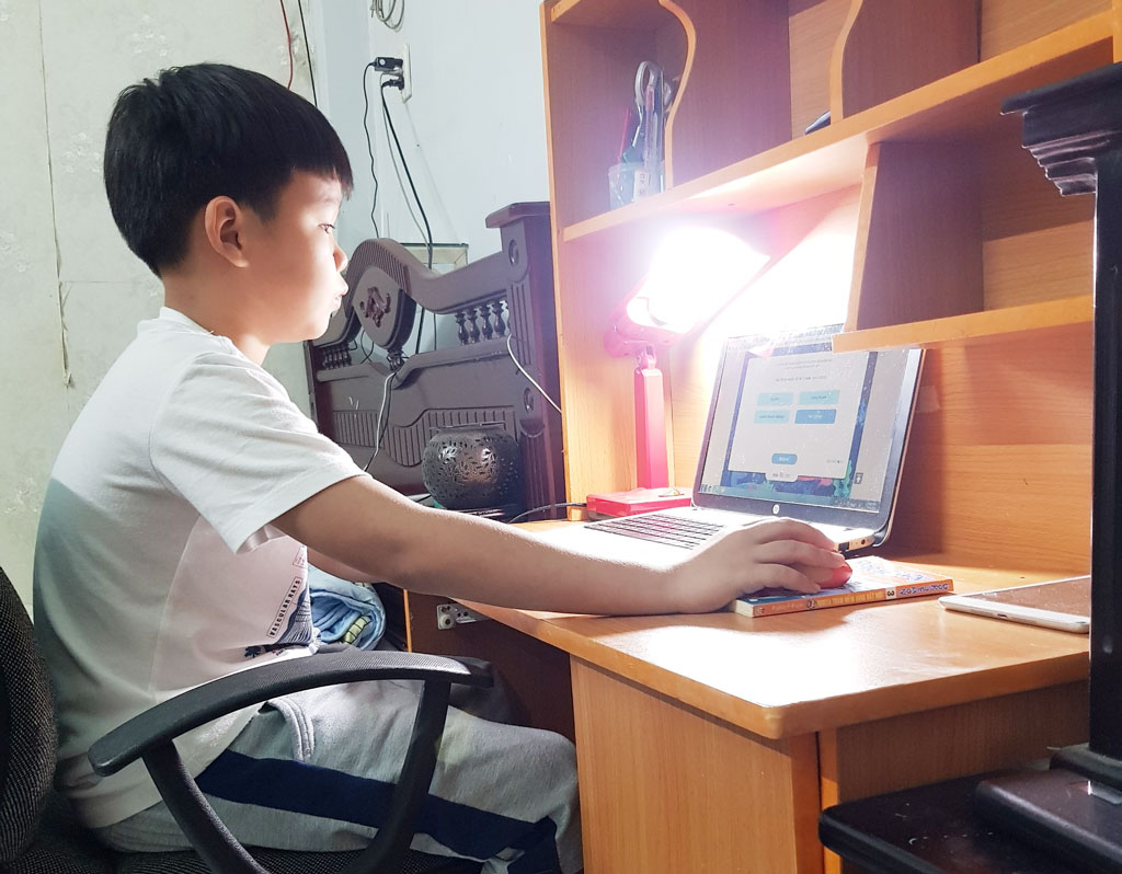 Em Nguyễn Võ Thái Hòa tự học mỗi ngày trong thời gian tạm nghỉ