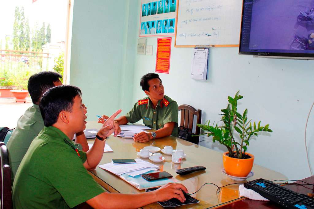 Lực lượng công an xã theo dõi đối tượng hoạt động thông qua mô hình Camera giám sát an ninh, trật tự