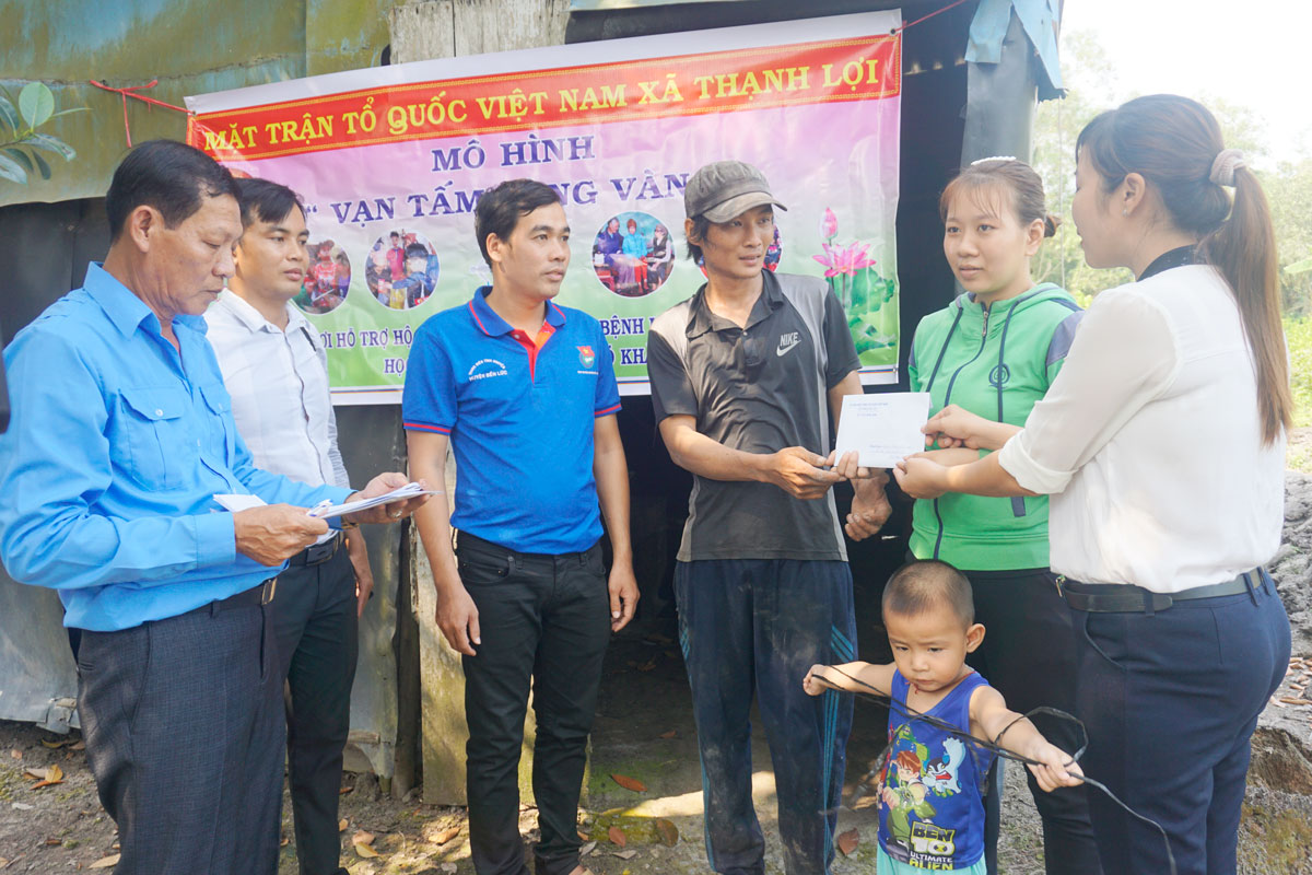 Từ quỹ “Vạn tấm lòng vàng”, Đảng ủy xã Thạnh Lợi trao 60 triệu đồng cho gia đình chị Trần Thị Kiều Nhi xây dựng nhà