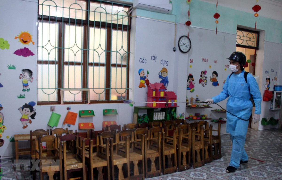 Hướng dẫn phòng chống dịch bệnh khi học sinh trở lại trường học Phun hóa chất tiêu độc khử trùng tại trường Tiểu học Tam Hiệp (Yên Thế, Bắc Giang). (Ảnh: Đồng Thúy/TTXVN)