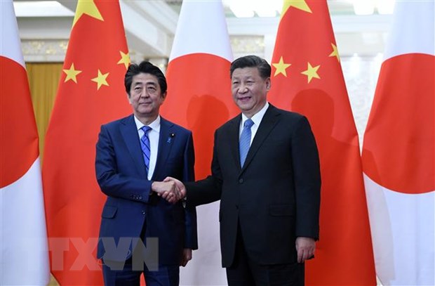 Thủ tướng Nhật Bản Shinzo Abe (trái) và Chủ tịch nước Trung Quốc Tập Cận Bình (phải) tại cuộc gặp ở Bắc Kinh ngày 23/12/2019. (Nguồn: AFP/TTXVN)