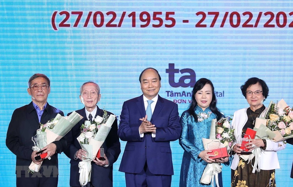 Thủ tướng tri ân các 'chiến sỹ áo trắng' trên mặt trận chống dịch Thủ tướng Nguyễn Xuân Phúc tặng và truy tặng Kỷ niệm chương cho các tri thức có đóng góp lớn cho nền y học Việt Nam. (Ảnh: Thống Nhất/TTXVN)