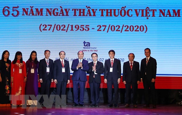 Thủ tướng tri ân các 'chiến sỹ áo trắng' trên mặt trận chống dịch Thủ tướng Nguyễn Xuân Phúc với Ban lãnh đạo Trường Đại học Y Hà Nội. (Ảnh: Thống Nhất/TTXVN)