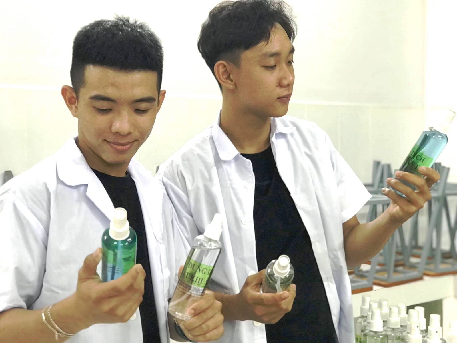Dung dịch sát khuẩn tay chế tạo ra sẽ được Đoàn trường THPT Nguyễn Đình Chiểu phát miễn phí cho học sinh, cán bộ, giáo viên và nhân viên của trường