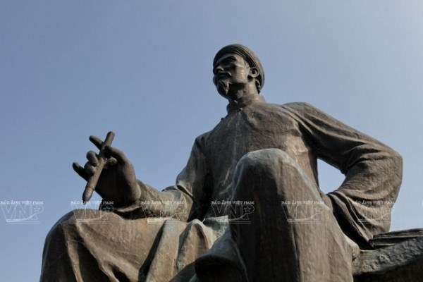 Statue of great poet Nguyen Du in Ha Tinh province (Photo: VNA)