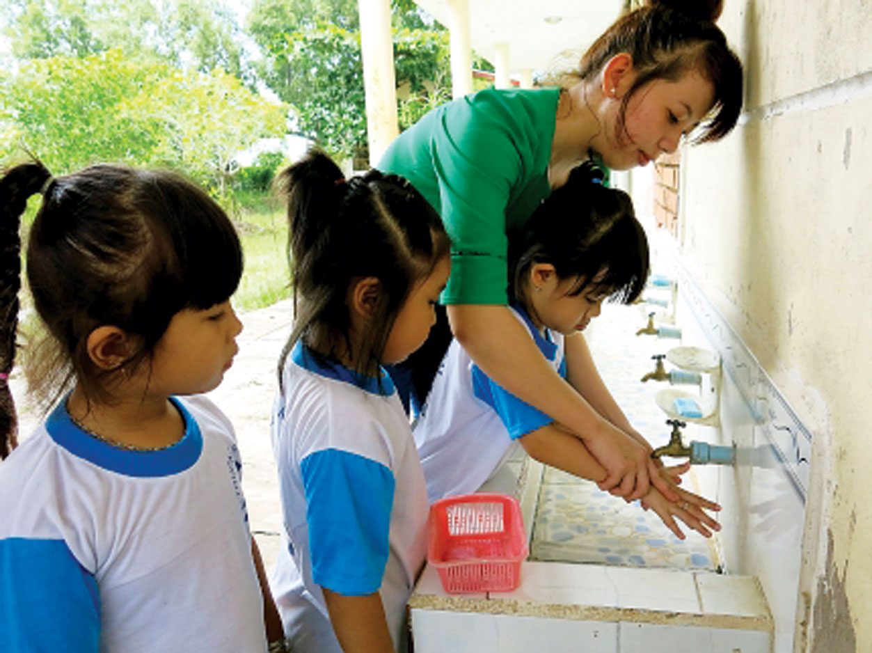 Hướng dẫn trẻ thường xuyên rửa tay sạch sẽ để phòng, chống dịch bệnh