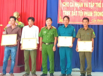 Cần Đước: Khen thưởng đột xuất cá nhân có thành tích phòng, chống tội phạm