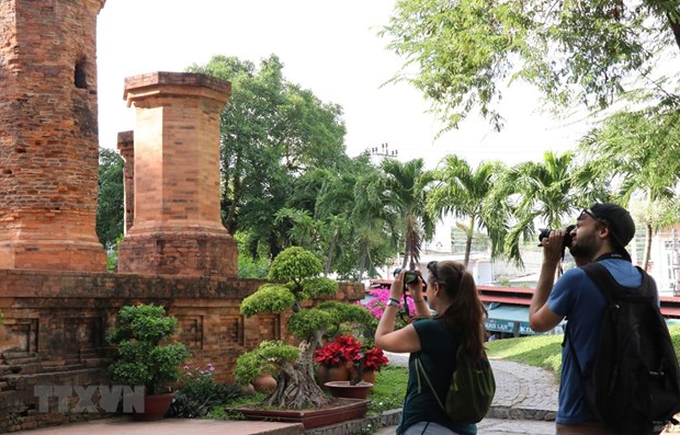 Growth in foreign arrivals slowest in four years Russian tourists at Ponagar Temple Towers in Khanh Hoa province (Photo: VNA)