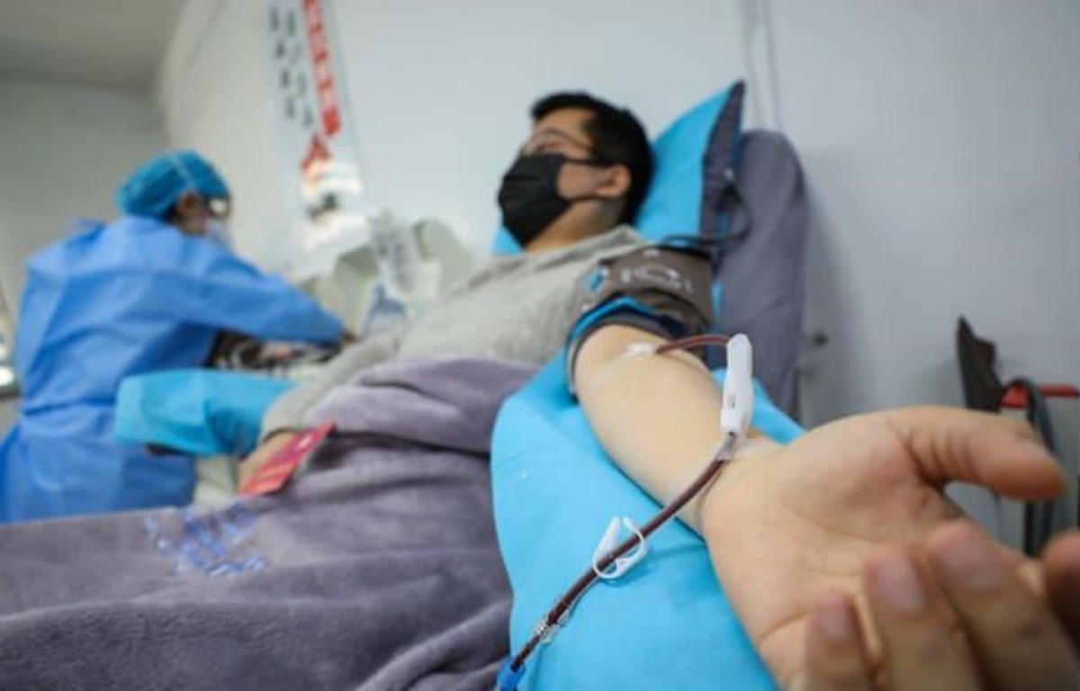 Bác sỹ Kong Yuefeng, một bệnh nhân COVID-19 đã hồi phục, hiến huyết tương ở Vũ Hán, tỉnh Hồ Bắc, ngày 18/2. (Nguồn: Getty Images).