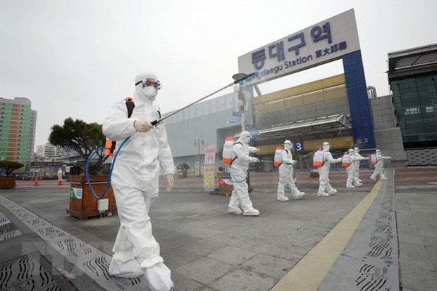 Lực lượng kiểm dịch phun thuốc khử trùng nhằm ngăn dịch COVID-19 lây lan tại Daegu, Hàn Quốc. (Ảnh: Yonhap/TTXVN)