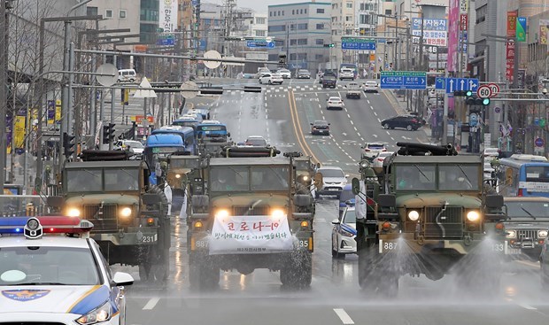 Military vehicles of the RoK fumigate a road in Daegu city, about 300km southeast of Seoul, on February 29 (Photo: AFP/VNA)